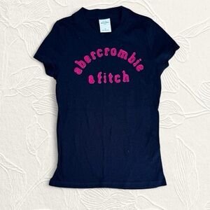 Abercrombie & Fitch Dark Blue Tee with Pink Lettering Size Youth S